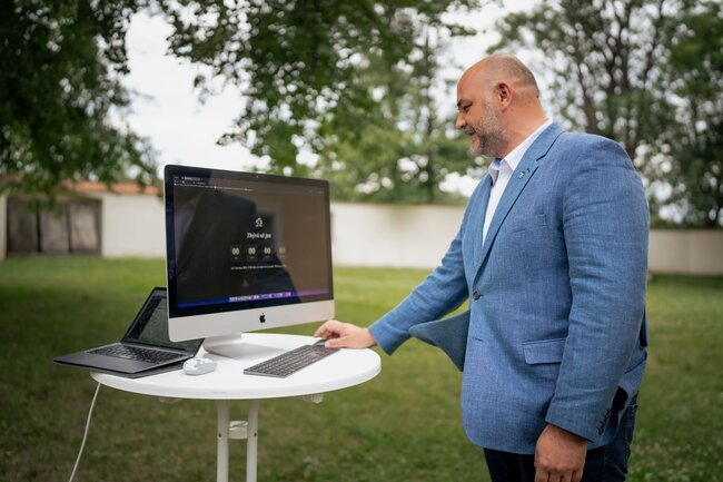 Pavel Matala – místostarosta města Aš oficiálně spouští web. | © Společnost pro výzkum kamenných křížů