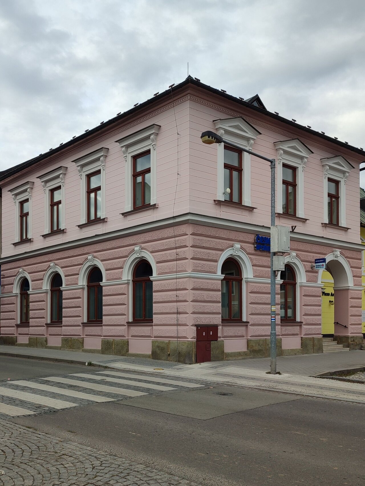 Mnoho let budovu využívala Městská spořitelna, dnes v něm najdeme pobočku České spořitelny. V prvním patře se nachází depozitář místního muzea. | © Město Letohrad