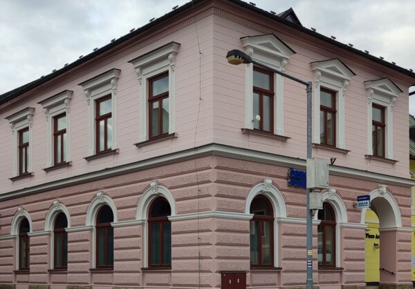 Mnoho let budovu využívala Městská spořitelna, dnes v něm najdeme pobočku České spořitelny. V prvním patře se nachází depozitář místního muzea. | © Město Letohrad