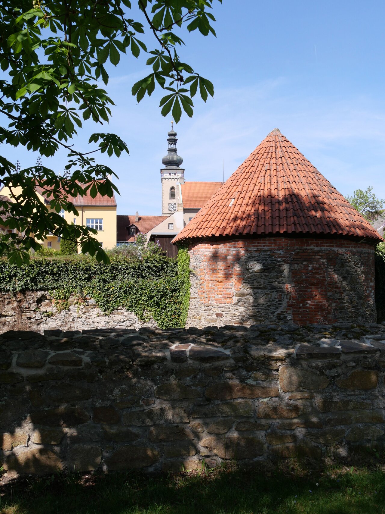 Ze středověké fortifikace Soběslavi se zachovala část hradeb i obranných bašt. | © Město Soběslav