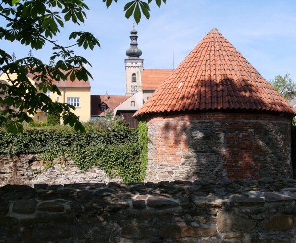 Ze středověké fortifikace Soběslavi se zachovala část hradeb i obranných bašt. | © Město Soběslav