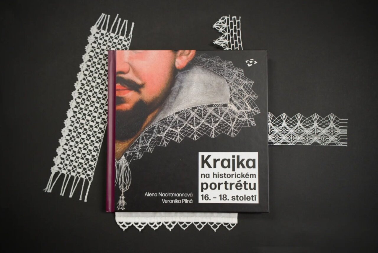 Titulní obálka publikace Krajka na historickém portrétu 16.–18. století  | © Veronika Pilná