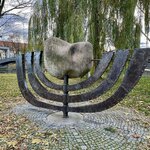Pomník Memento strakonických Židů u řeky Otavy ve Strakonicích v motivu menory, sedmiramenného židovského svícnu. Odhalen v roce 2009. | © Zuzana Duchková