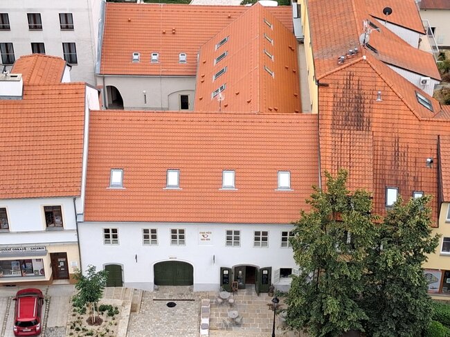 Pohled na nové střechy Staré pošty z ochozu věže Děkanského kostela  | © Zbyněk Konvička