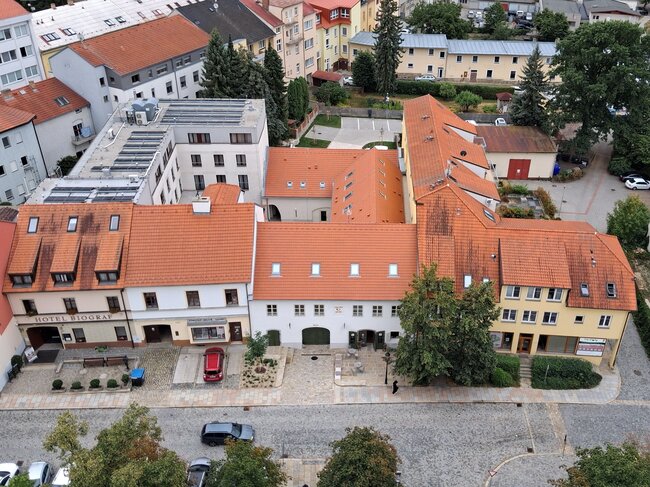 Pohled na nové střechy Staré pošty z ochozu věže Děkanského kostela v širší perspektivě s okolní zástavbou | © Zbyněk Konvička