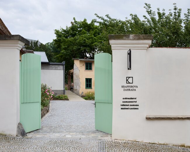 Hlavní vstup do Krafferovy zahrady z Pražské ulice, naproti secesní vile Eduarda Lederera, spolupracovníka T. G. Masaryka | © Radek Úlehla