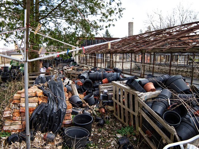 Po zrušení trvalkového zahradnictví začali současní provozovatelé s vyklízením nahromaděného materiálu, který se objevil po roztátí sněhu. | © Archiv Ateliéru Za Mák