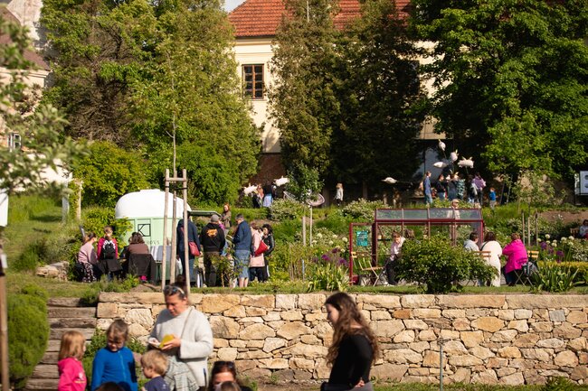 Krafferova zahrada slouží místním a turistům pro odpočinek, přičemž nabízí řadu odpočinkových zón s lavičkami a křesílky, ale i pojízdnou kavárnu. Čím dál tím častěji se stává i místem pro komunitní a veřejně přístupné akce. | © Archiv Ateliéru Za Mák