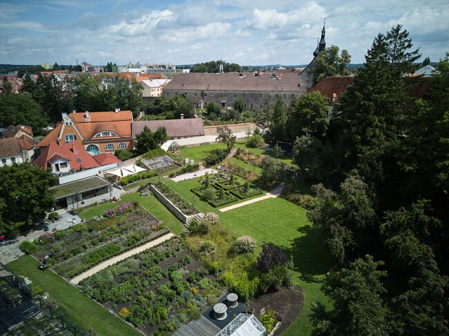 Krafferovu zahradu na severovýchodní straně lemuje zástavba tvořená secesní Ledererovou vilou, bývalým františkánským klášterem a nakonec vdovským panským sídlem, při kterém zahrada vznikla. Blízká klášterní zahrada je dnes parkovištěm. | © Archiv Ateliéru Za Mák