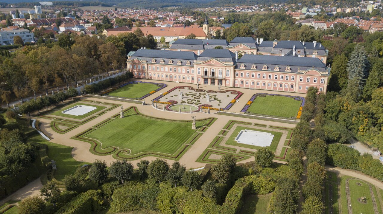Letecký pohled na zámek a obnovený francouzský park | © Archiv Zámku Dobříš