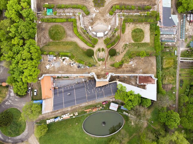 Letecký pohled na oranžerii a park během obnovy | © Archiv Zámku Dobříš