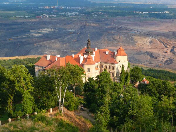 Jednou z vybraných a podpořených památek byl v roce 2020 český zámek Jezeří, ohrožený povrchovou těžbou na Krušnohorsku. | © Národní památkový ústav