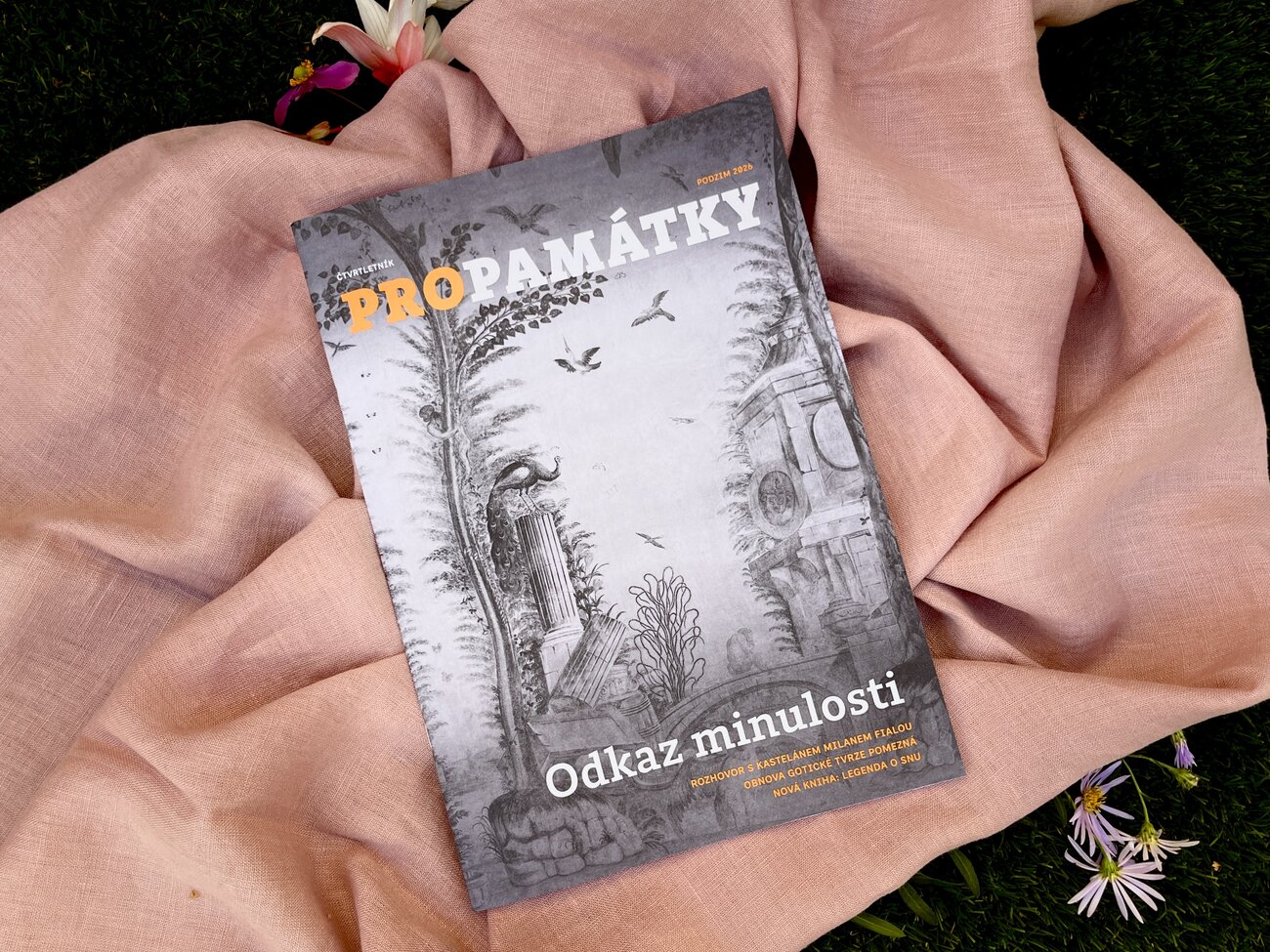 Obálka podzimního čtvrtletníku PROPAMÁTKY 2026 | © Barbora Hromádková