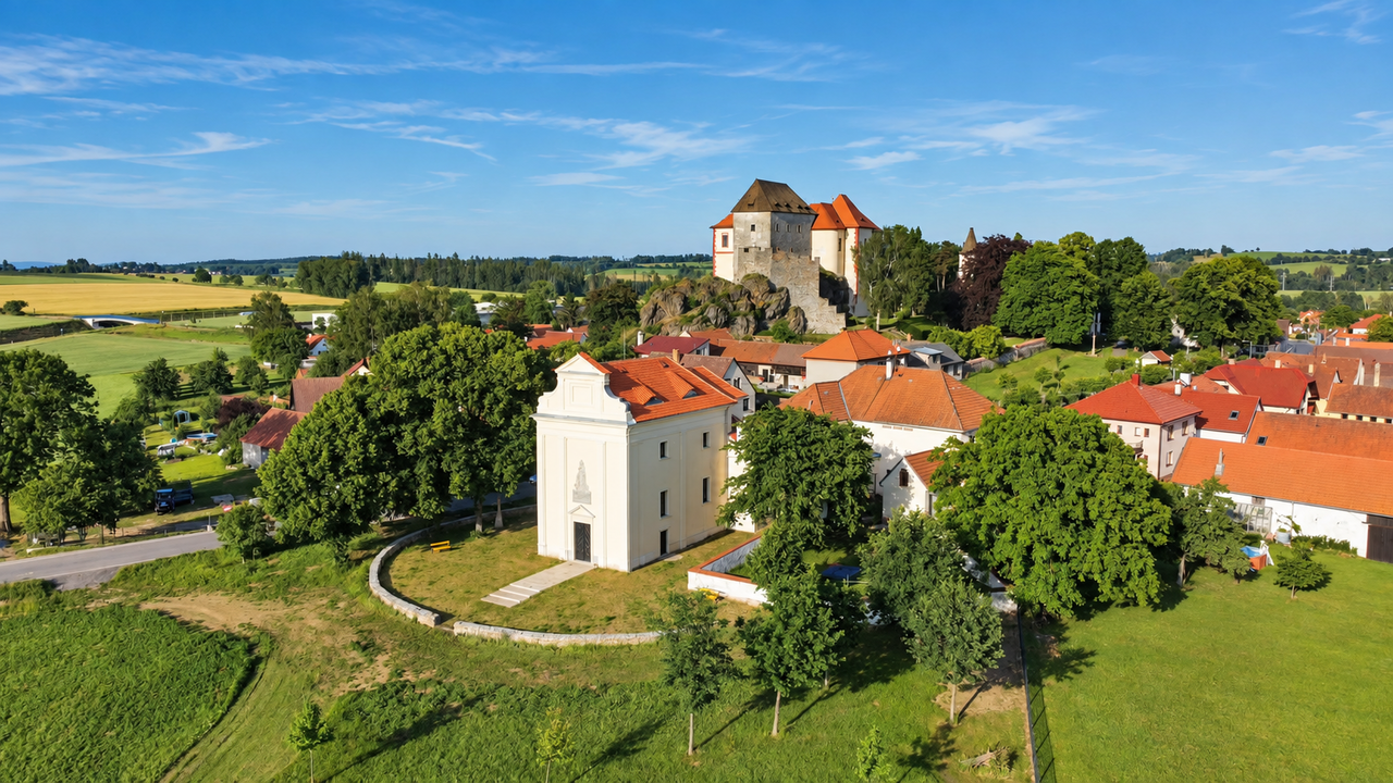 Kámen u Pacova, hrad a kaple v podhradí – po obnově kaple s hrobkou v roce 2022 se dočkal znovuotevření v roce 2026 také hrad s muzejní expozicí | © Tereza Marešová
