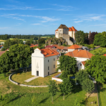 Kámen u Pacova, hrad a kaple v podhradí – po obnově kaple s hrobkou v roce 2022 se dočkal znovuotevření v roce 2026 také hrad s muzejní expozicí | © Tereza Marešová