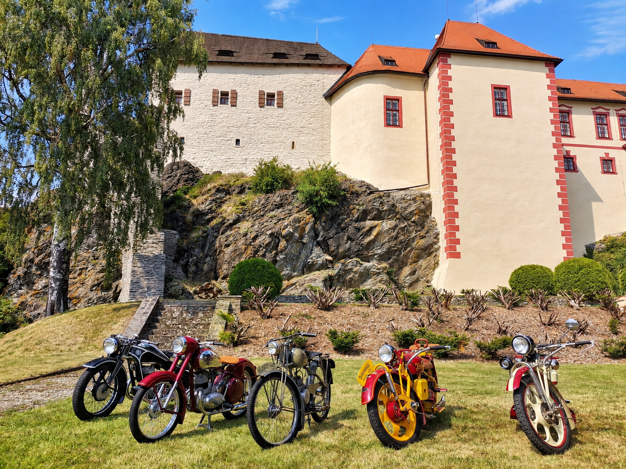 Kámen u Pacova, hrad – koncem léta 2026 byl areál po rekonstrukci opět zpřístupněn. Reinstalace se dočkala i unikátní expozice motocyklů. | © Zlata Vobinušková