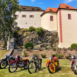 Kámen u Pacova, hrad – koncem léta 2026 byl areál po rekonstrukci opět zpřístupněn. Reinstalace se dočkala i unikátní expozice motocyklů. | © Zlata Vobinušková