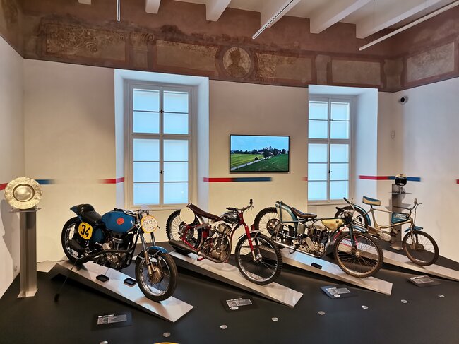 Hrad Kámen u Pacova – muzejní expozice motocyklů v severním paláci s dochovanými a obnovenými renesančními freskami (stav ze srpna 2026)