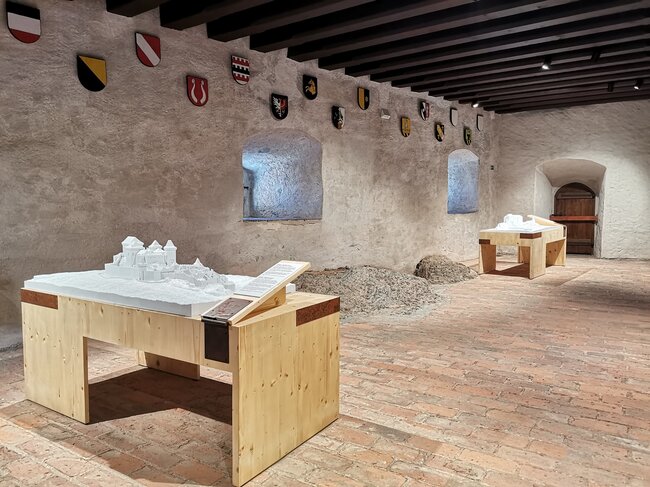Hrad Kámen u Pacova – nižší podlaží starého paláce po rekonstrukci s expozicí modelů hradu (stav z prosince 2023) | © Zlata Vobinušková