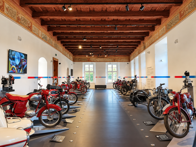 Hrad Kámen u Pacova – muzejní expozice motocyklů po moderní reinstalaci (stav ze srpna 2026) | © Zlata Vobinušková