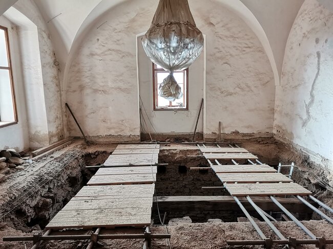 Hrad Kámen u Pacova – expoziční Rytířský sál po demontáži železobetonové podlahy nad skalní propastí (stav z listopadu 2024)