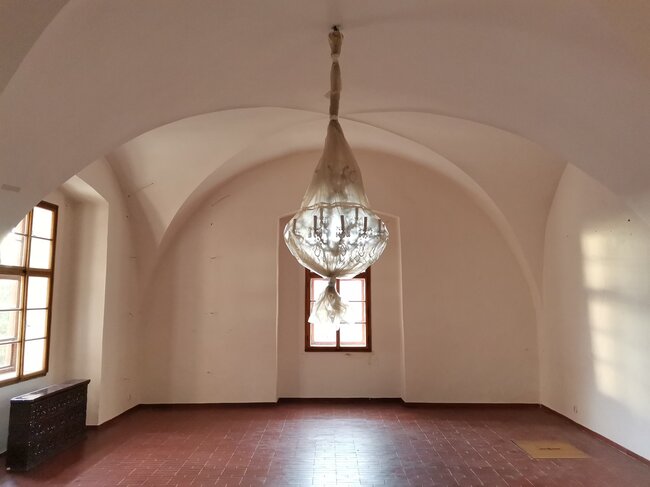 Hrad Kámen u Pacova – expoziční Rytířský sál na počátku rekonstrukce nesl známky socialistické necitlivé rekonstrukce (stav z prosince 2023). | © Zlata Vobinušková