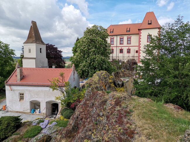 Hrad Kámen u Pacova – v dostavěném bývalém pivovaru vzniklo nové návštěvnické centrum s kavárnou a veřejnými toaletami (stav z května 2026) | © Zlata Vobinušková