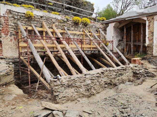 Hrad Kámen u Pacova – podpíraný interiér bývalého pivovaru v průběhu poslední rekonstrukce (stav z března 2024)  | © Zlata Vobinušková