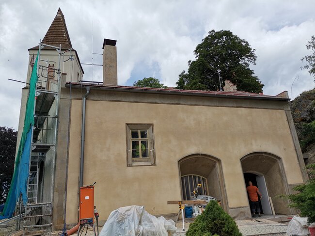 Hrad Kámen u Pacova – finalizace omítkových vrstev návštěvnického centra z bývalého pivovaru (stav z června 2026) | © Zlata Vobinušková