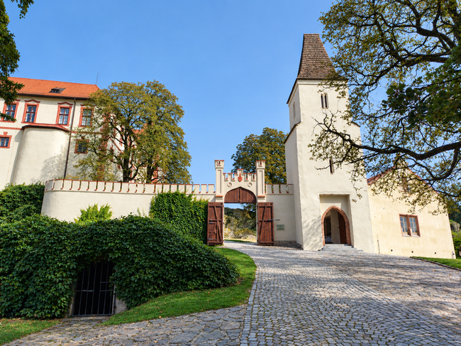 Hrad Kámen u Pacova – obnovena byla také jižní novogotická vstupní brána při gotické zvonici (stav ze září 2026) | © Vít Pávek