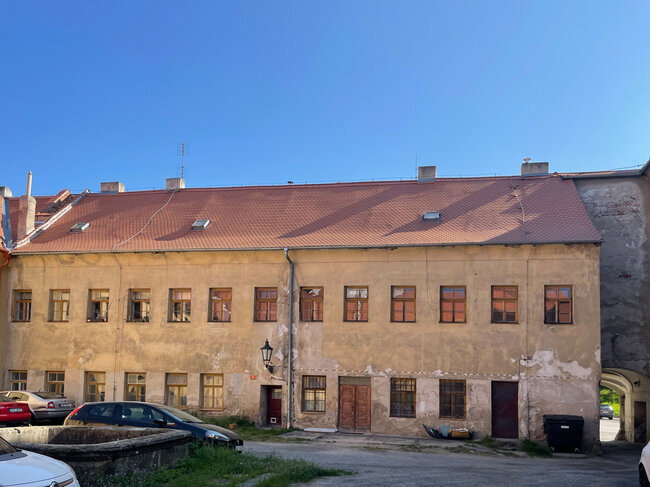 Dvorní průčelí před obnovou  | © Archiv Sdružení historických sídel Čech, Moravy a Slezska