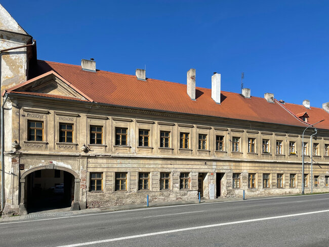 Uliční průčelí před obnovou | © Archiv Sdružení historických sídel Čech, Moravy a Slezska