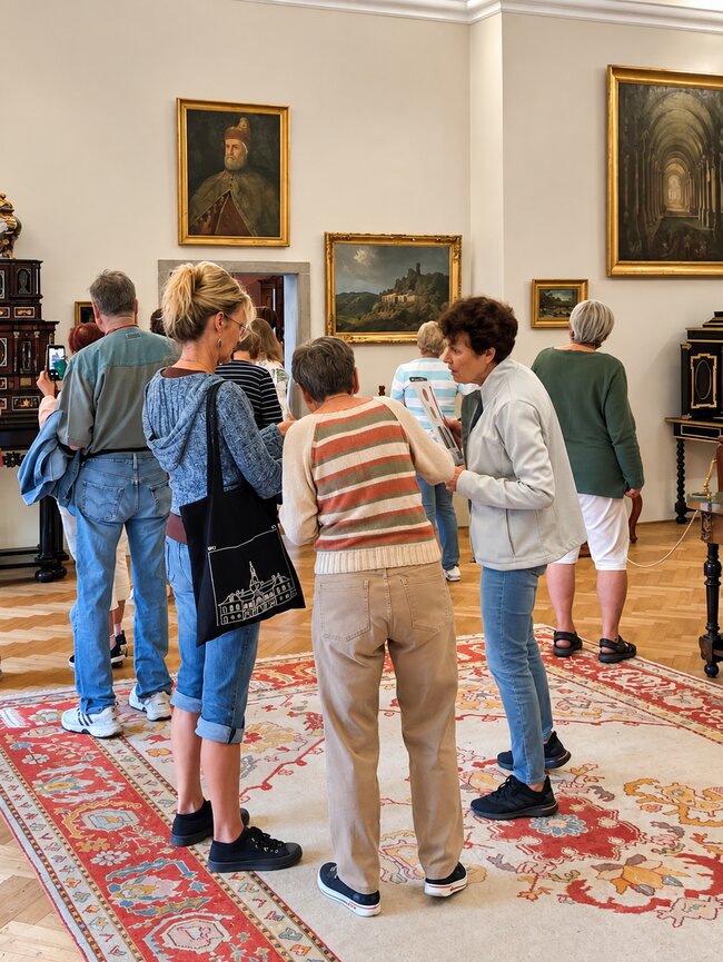 Nelahozeves, zámek Lobkowiczů – Klub kulturních seniorů při edukační prohlídce | © Archiv Kateřiny Pávkové