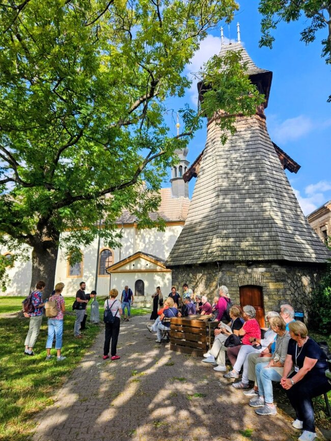 Mělník, filiální kostel sv. Ludmily se zvonicí – exkurze Klubu kulturních seniorů s Mělnickými zvoníky | © Archiv Kateřiny Pávkové