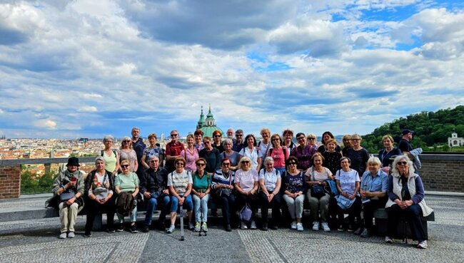 Společná fotografie Klubu kulturních seniorů po komentované prohlídce Pražského hradu | © Archiv Kateřiny Pávkové