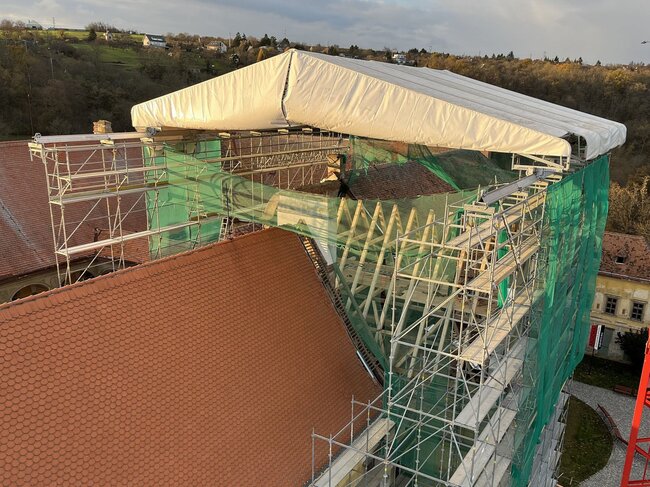 Vzhledem k tomu, že pod obnovenou střechou se nachází výstavní prostory se Slovanskou epopejí, probíhala rekonstrukce pod střechou provizorní. | © H&B delta, s. r. o.