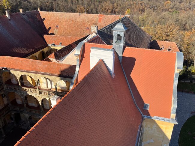 Pohled na hřeben střechy a arkádové nádvoří | © H&B delta, s. r. o.