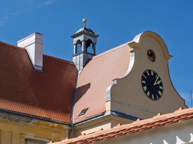 Součástí oprav východního křídla byla nová věžička s pozlacenou makovicí, do níž se uložily mince a dokumenty o opravě. | © H&B delta, s. r. o.