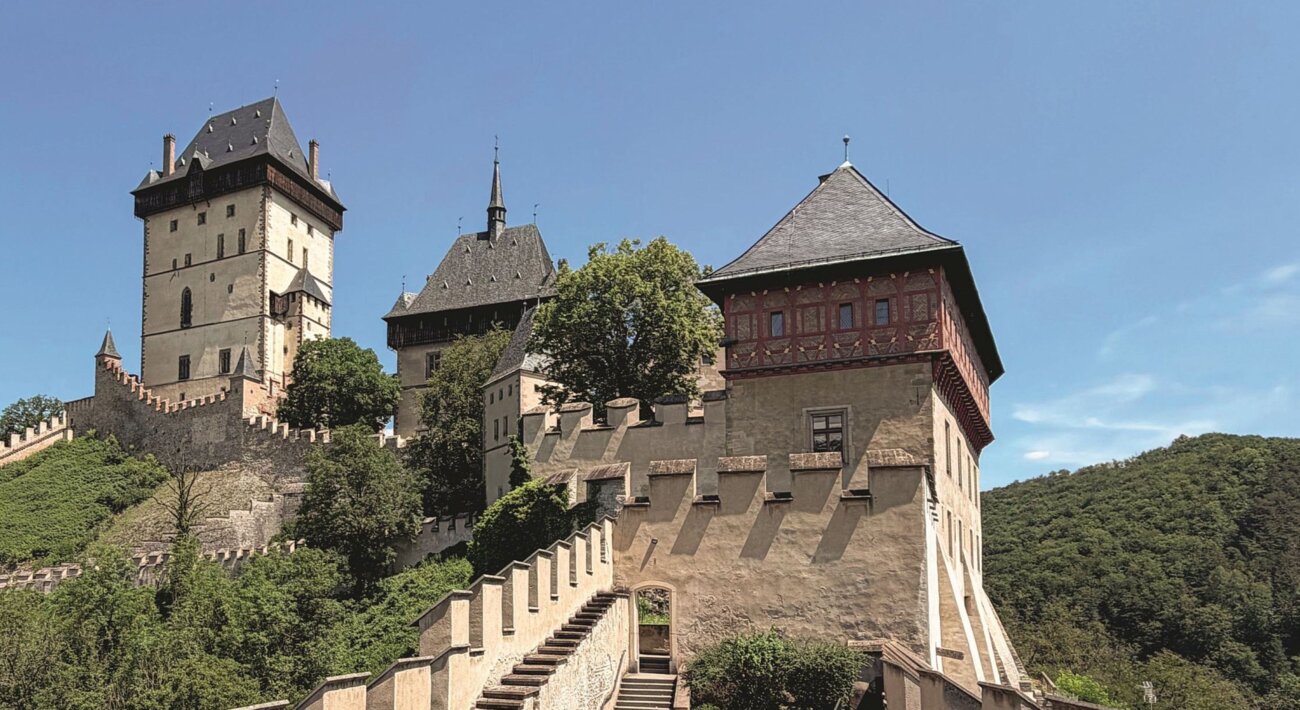 Královský hrad Karlštejn má po Mockerově obnově hradu břidlicové střechy. Stejnou krytinu získalo znovu i purkrabství. | © H&B delta, s. r. o.
