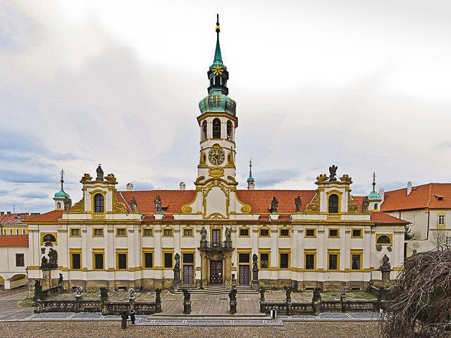 Základní kámen byl položen 3. června 1626 a celý komplex se rozrůstal v několika etapách.