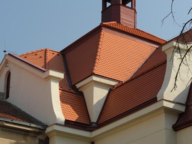 Kostel sv. Václava v Horních Beřkovicích dostal nové bobrovky od společnosti Tondach.