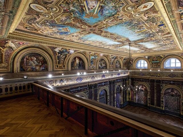 V prostoru tělocvičny olomoucké základní školy se nalézá dekorovaná aula, autorem její výmalby z roku 1892 ve stylu neorenesančního dekorativizmu byl pravděpodobně José Hilber.