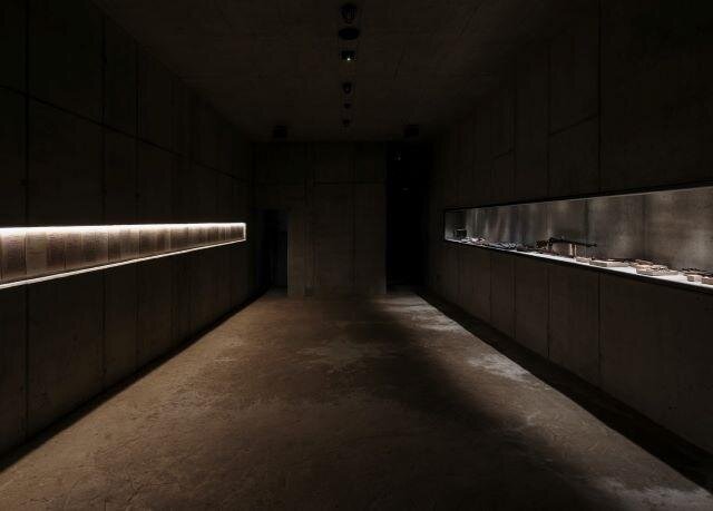 Části expozice jsou velmi temné, neboť připomínají temnou historii druhé světové války.