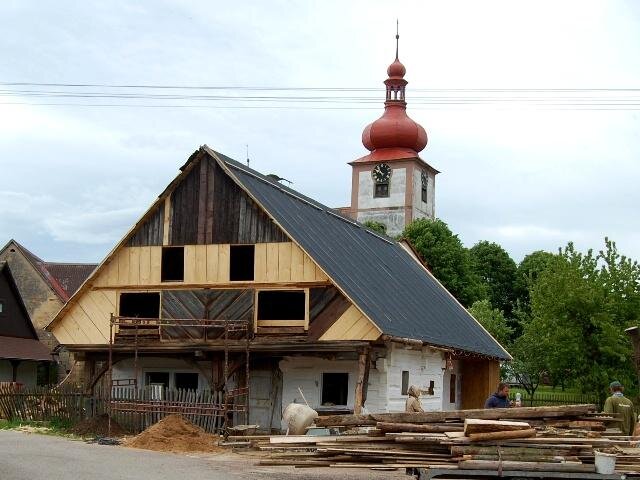 Lomenice a dřevěné výplně okenních a dveřních otvorů byly repasovány.