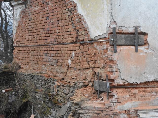 Dle statického projektu bylo realizováno dodatečné svázání konstrukce ocelovými táhly.