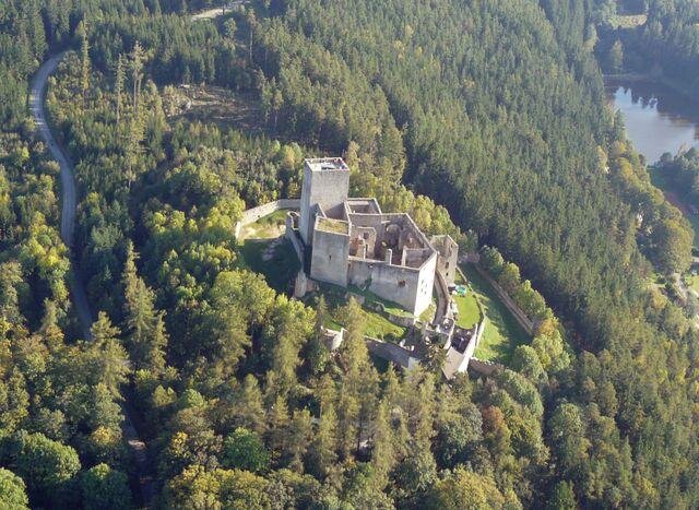Landštejn z ptačí perspektivy v moři lesů České Kanady