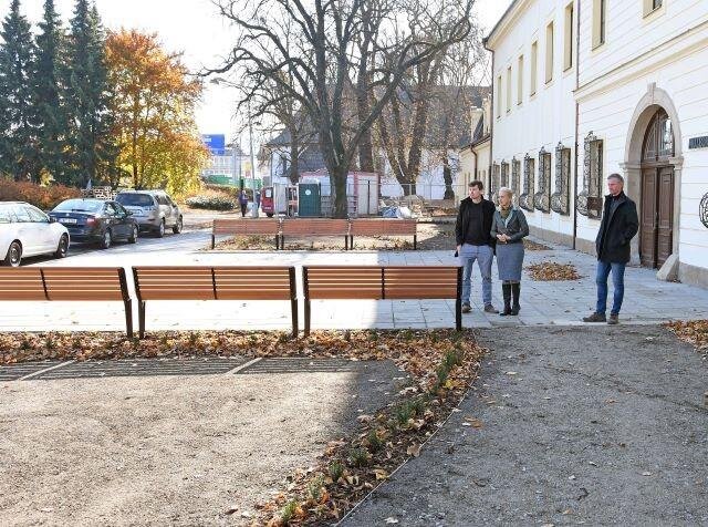 Prostor před zámkem byl doplněn o nové lavičky.