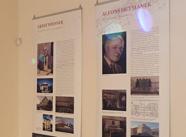 Expozice připomíná architektonickou školu, kterou Adolf Loos založil v roce 1911. Vystudovalo jí kolem stovky budoucích architektů. 