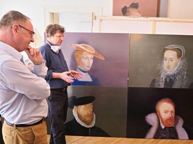 Náměstek hejtmana pro majetek, investice a kulturu Roman Línek s Petrem Niklem (v pozadí) u jeho obrazů