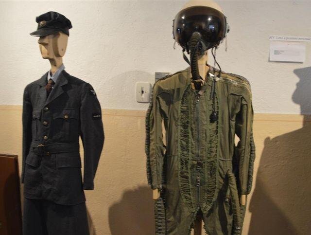 Vycházková uniforma letců a kombinéza do letadla